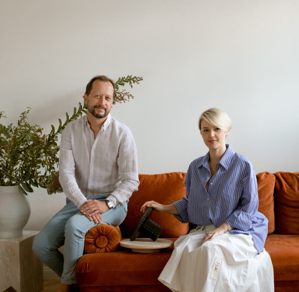 Jasmina Dizdarević sitting on a couch